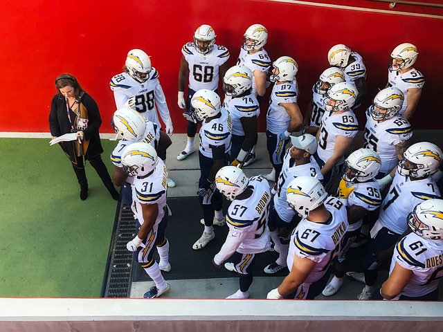 萨拉赫骂街利物浦，曼联传奇鲁尼表示，他和穆帅的处理方式更好